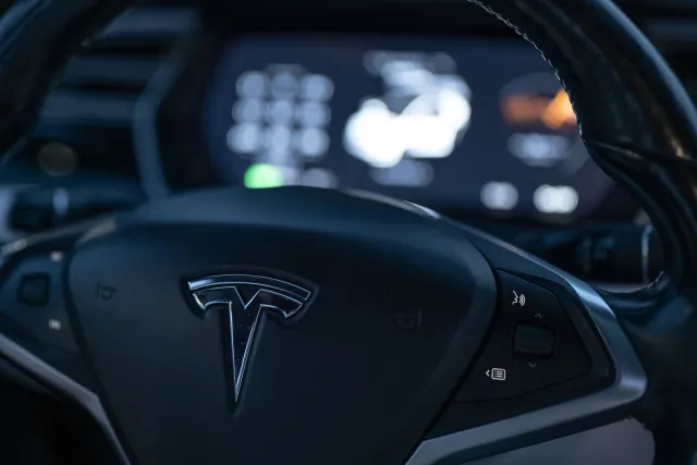 Imajen husi Tesla Model 3 nia krash iha Houston, ne'ebé envolve Autopilot sistema, ho uma ne'ebé aat no polísia investiga hel