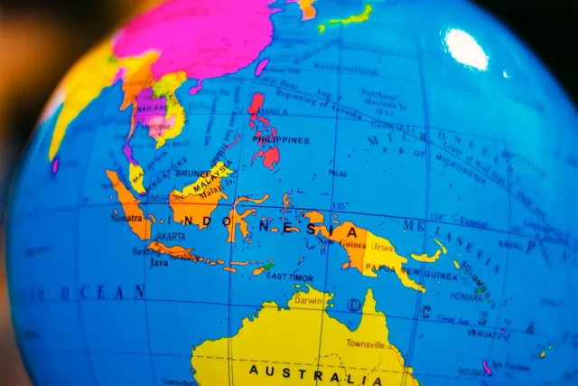 Ema barak iha eskola halo relasaun no hanesan pontu kona-ba mudansa mundu, iha kontekstu notísia kona-ba relasaun diplomátika