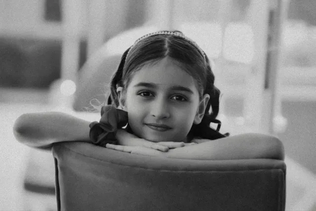 Sara Ali Khan hatudu sorrisu nostáljiku ba filmes nia kompletu 3 anos, hodi lembra Vicky Kaushal no diretor Laxman Utekar