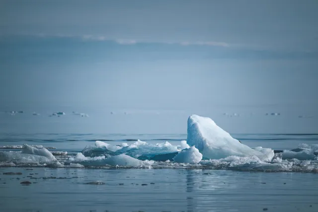 Imajen ida hatudu mapa mundiál ho kór azul no mean ne'ebé reprezenta anomália temperatura oseániku, hanesan modelu sientífiku