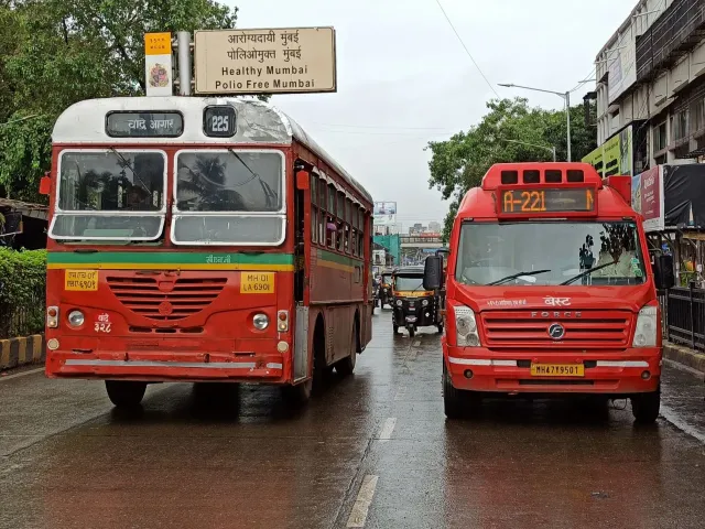 Ema barak iha greve BEST iha Mumbai, ho bus no traballadór sira protesta iha dalan, hatudu luta ba direitu traballadór