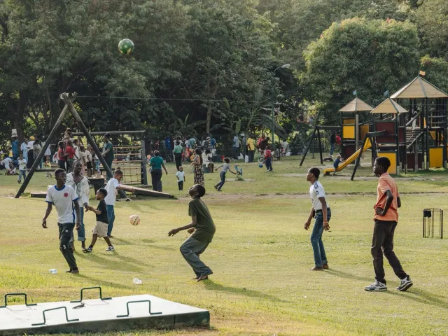Joven sira hamutuk iha parke atu joga futebol, hatudu komunidade ne'ebé forte liu husi atividade offline