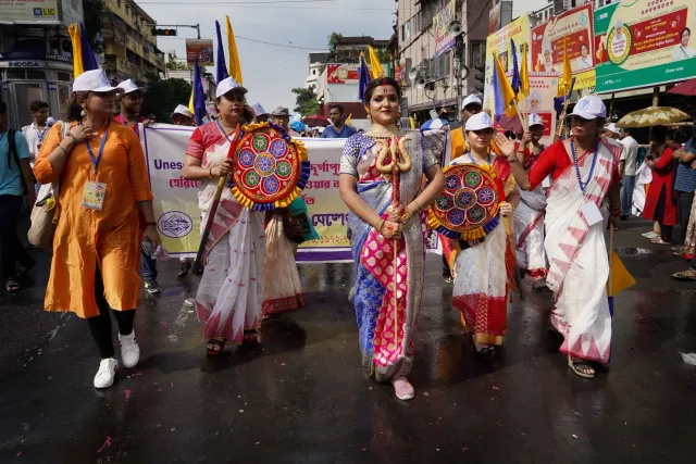 Ema barak partisipa iha sesaun yoga iha espasu públiku iha Kolkata durante International Yoga Day, ho Primeiru Ministru Modi 