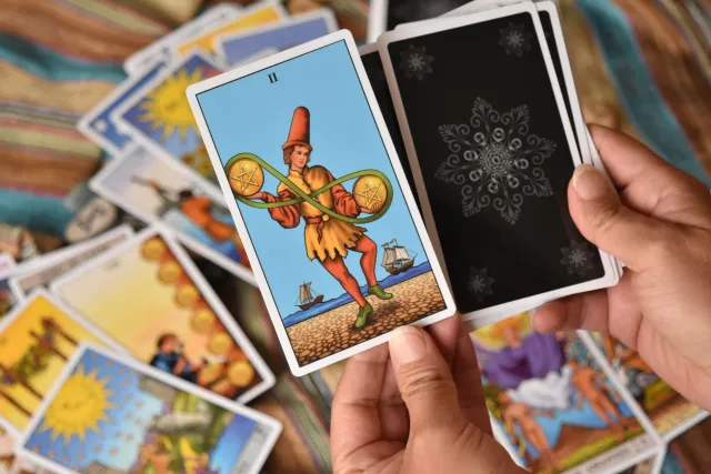 Imajen ida hatudu karta tarot Libra no Capricorn hamutuk ho ai-hun ne'ebé forte iha anin boot, hanesan metáfora ba resiliénsi