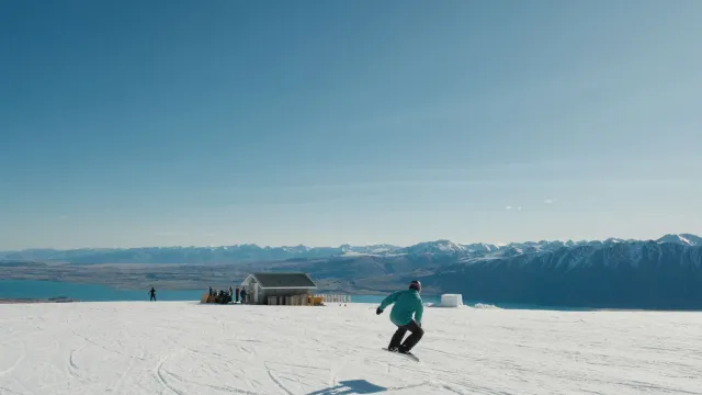 Ema Kiwis hatais shorts iha tempu udan no invernu, hatudu laran-manas no reziliénsia kultural