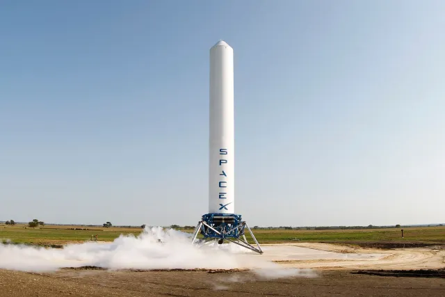 Imajen ilustrasaun SpaceX lansa foguetão iha futuru, ho teknolojia avansadu atu entrega kargu iha rai tomak, iha fundu kosmos
