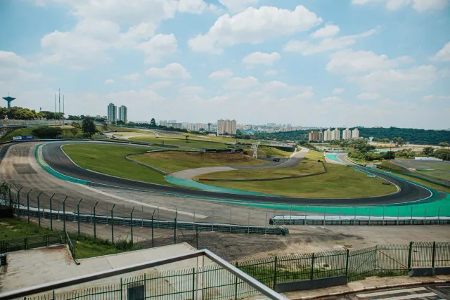 Imajen ida ne'e hatudu F1 track abandonadu ne'ebé ita bele explora. Iha relva no estrutura abandonadu.