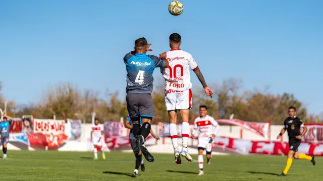 Imajen ida hatudu ekipa futebol iha kampu, ho jogador sira sae hela, no iha fundu nune'e hatudu dadu análize no gráfiku apost
