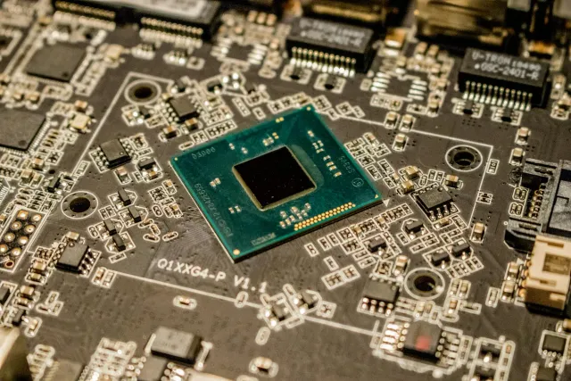 Imajen hosi Nvidia Vera CPU ne'ebé hatudu xip teknolojia foun iha komputador, ho laran biru no metál, hanesan ameasa ba Intel