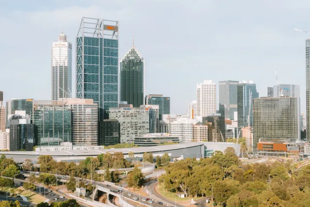 Imajen ida hatudu grafiku ekonomia Australia ho seta ba kraik no símbolu produtividade ki'ik, ilustra kondisaun negósiu ne'eb