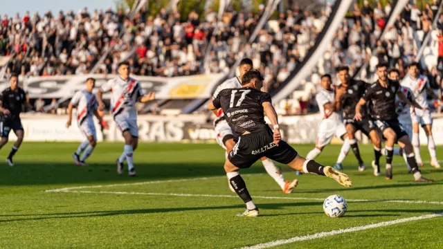 Imajen idá hatudu komparasaun entre partida futebol no diagnóstiku kanser, ho ema barak hareé sira ho dalan diferente