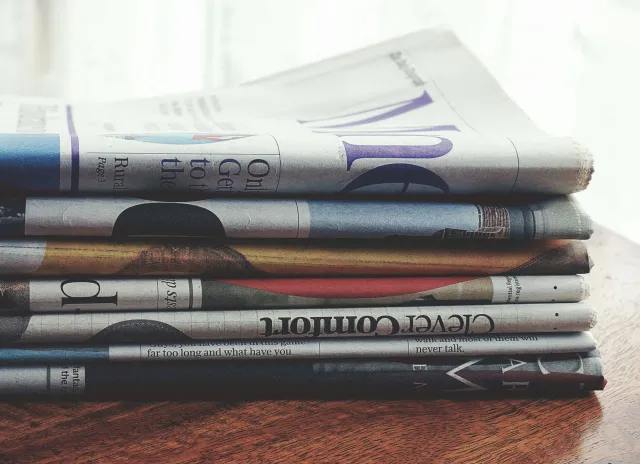 Imajen kapa jornal ho titulu kona-ba mate Ramiro Valdés no kontrovérsia Tulsi Gabbard, ho fundu símbolu horóskopu Aries