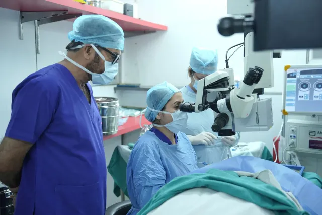 Labarik sira hetan operasaun iha ospitál Índia, ho sorrisu no família sira iha sala espera