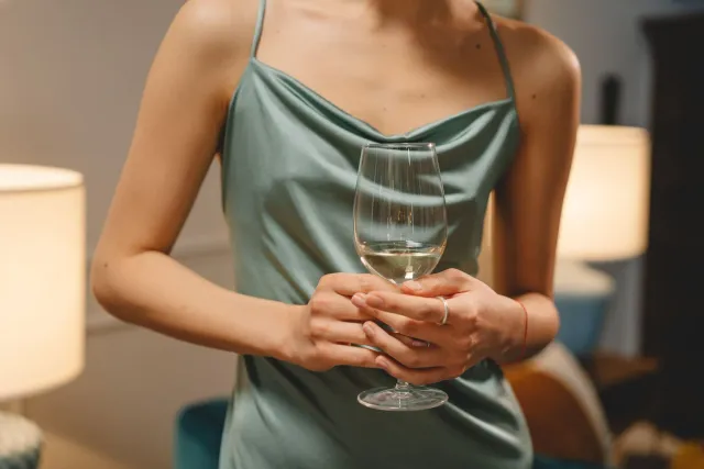 Feto ida kaer kopu vinhu ho expresão preokupadu, ilustra risku kanser hosi ai-tahan ida deit