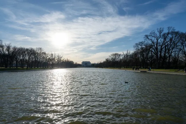 Imajen husi Lincoln Memorial Reflecting Pool iha Washington D.C. ne'ebé hatudu pool ho bee la klaru no obra reparasaun hahu, 