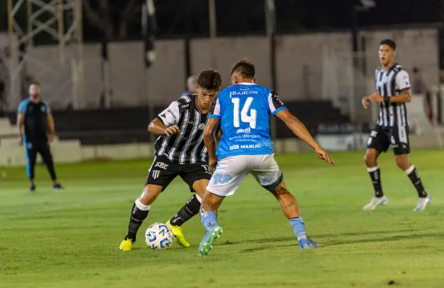 Imajen ida hatudu jogador cricket, jogador futebol americano, no jogador beisebol iha konkretu, simboliza tolu istória sports