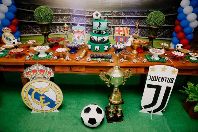 Imajen husi estadio Anfield no Santiago Bernabeu, simboliza movimentu jogador entre Liverpool no Real Madrid iha notísia fute