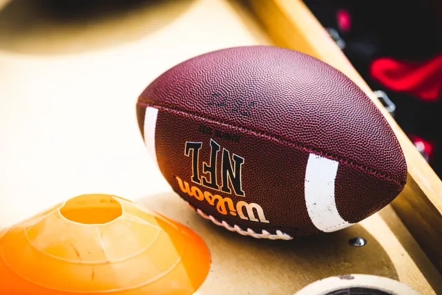 Ekipa Tennessee Titans iha treinu ho running bar sira fahe karga iha kampu, hodi hatudu kolaborasaun no estratéjia komité.