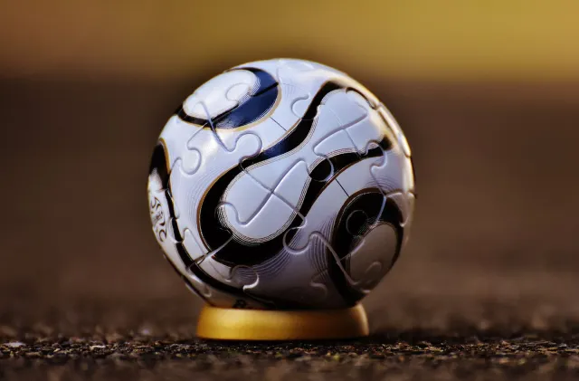 Ema tolu iha meja, ida joga puzzle Sports Edition, ida haree futebol iha TV, ida lee kona-ba golf. Hanesan istória kona-ba de