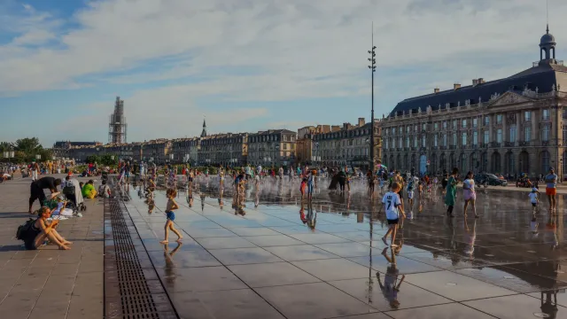 Sidade iha Europa ho temperatura 40°C, ema buka mahon iha fatin publiku, sinal de perigu manas boot