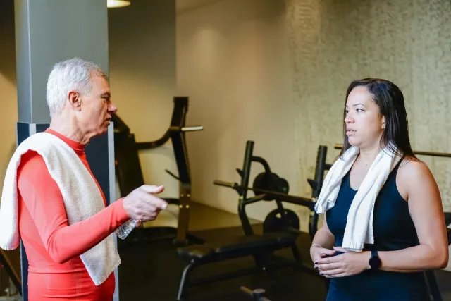 senior ida no nia feen iha konflitu tanba nia rona hela podkast iha gym, maibe sira koalia hela