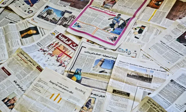 Imajen ida hatudu folha notisia barak husi nasaun diferente hanesan Espanha, Amerika no India, ho liafuan 'la hatene' iha sen