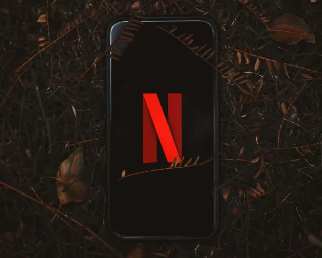 Hau hare imajen husi Nothing nian telefone foun 'b' series ne'ebé sei lansa iha India, ho diseniu modernu no teknolojia avans
