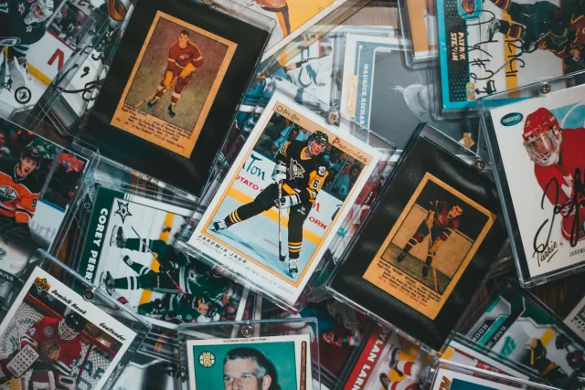 Imajen kona-ba jogadór NHL Brady Tkachuk ho uniforme Florida Panthers hamutuk ho nia alin Matthew Tkachuk iha gelu, hanesan e