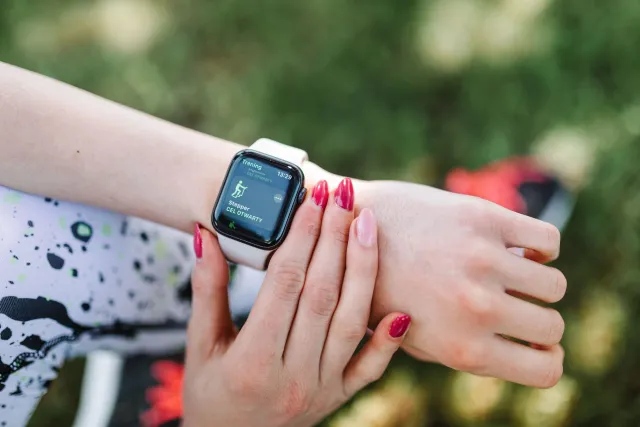 Ema ida uza relójiu inteligente atu monitor ita nia saúde, ho AI no wearable iha futuru teknolojia