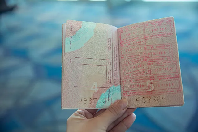 Pasaporte Índia nian no aviaun iha aeroportu Alemaña, hatudu sinal viza tránsitu aeroportu ne'ebé la presiza tiha