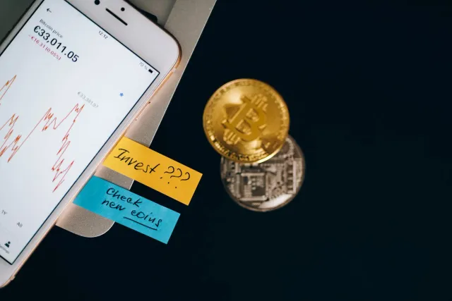 Imajin grafiku Bitcoin no economia iha 2026 hanesan mudansa boot.
