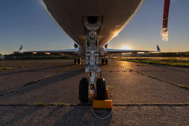 Ema servisu hamutuk iha sala treinu, ho naran ne'ebé hatudu koneksaun entre ema no mapa aviasaun global, hanesan simbolu ba k
