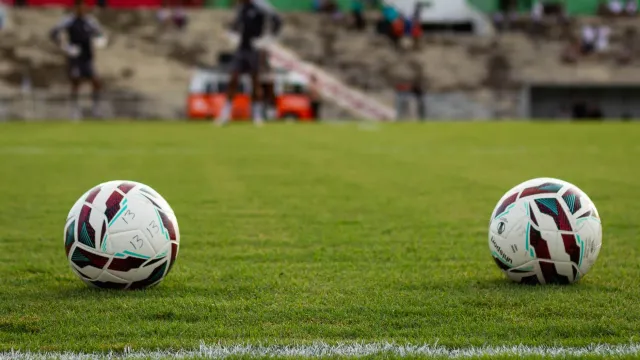 Imajen husi joga futebol Uruguai kontra Cabo Verde, hodi hatudu ema barak iha estádiu no bola