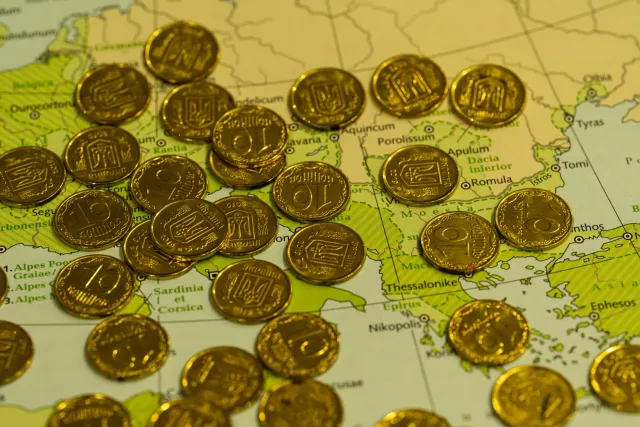 Mapa mundu ne'ebé hatudu impaktu eventu geopolítika no ekonomia global ba nasaun ki'ik hanesan Timor-Leste, ho seta hosi nasa