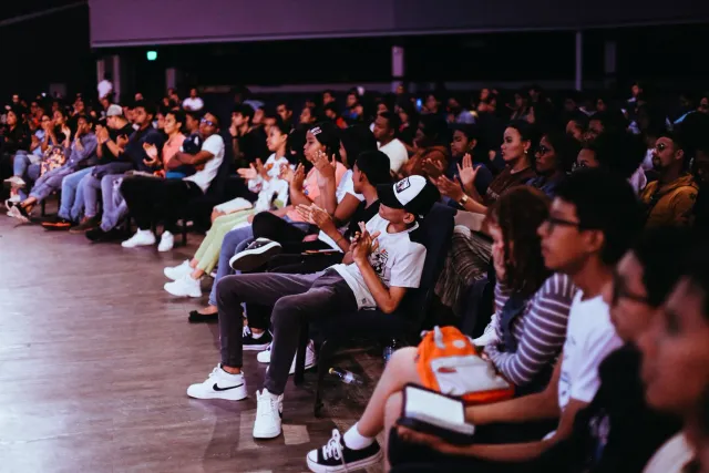 Ema barak tuur hela iha sala boot, hein hela Summer Game Fest 2026, sira nia rosto hatudu kontente no surpreza. Iha ekrã boot
