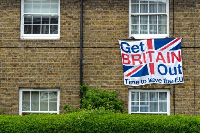 Gráfiku hatudu impaktu Brexit no lideransa polítika ba ekonomia UK, ho seta sira ne'ebé hatudu mudansa iha investimentu no me