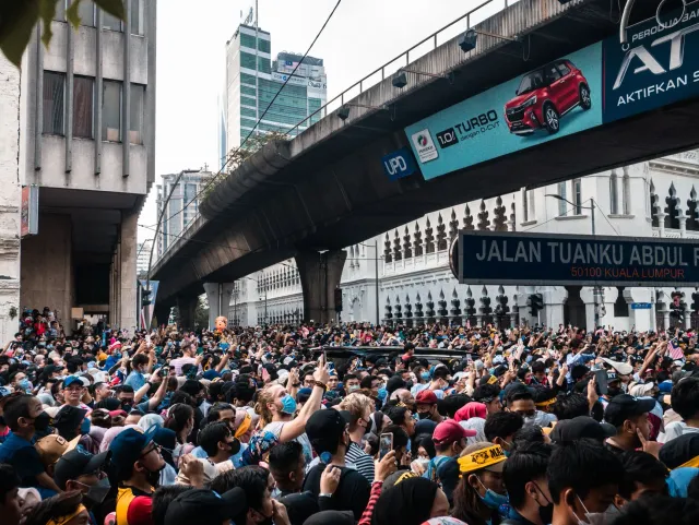 Ema barak kolete iha rua atu protesta, hanesan protestu Southampton, iha ne'ebé ema sira hakerek nota no sign, fotógrafu sira
