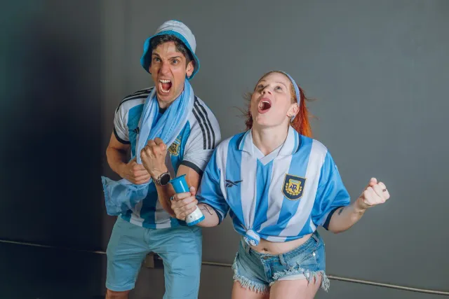 Lionel Messi ho bandeira Argentina selebra vitória iha Mundial Futebol, hatudu emosaun no orgullu