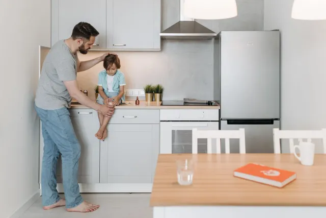 Jackery FridgeGuard bateria fridge ne'ebé ki'ik liu hotu iha mundu, tau iha kozinha besik fridge, ho desenju furak no modernu