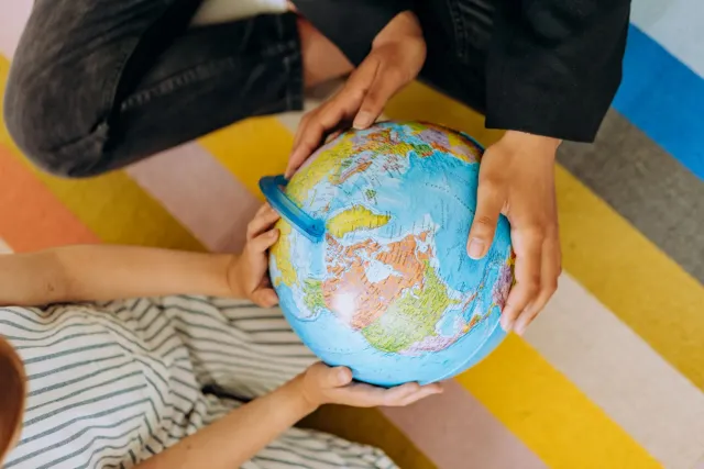Imajen ne'ebé hatudu família, estudante, no lei iha nasaun difeten, representa mudansa sosiál global