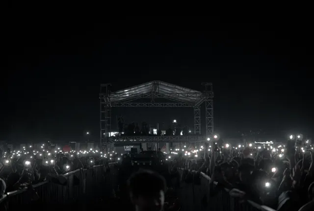 Summer Game Fest 2026 nia palco ho ema barak tuur hela iha sala boot, ho layar boot hatudu trailer jogu foun, no luz neon nab