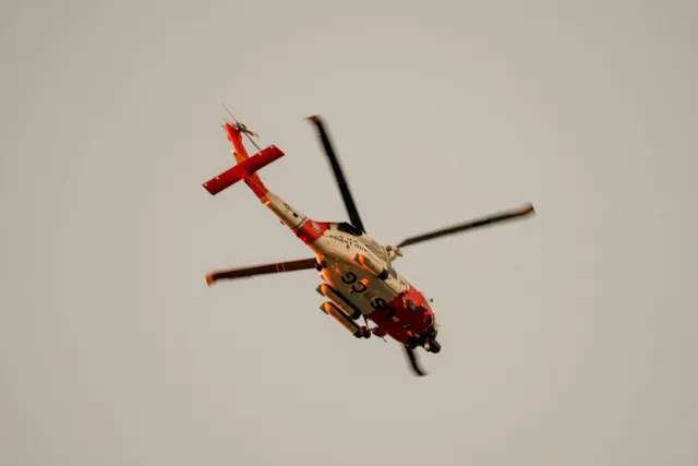 Helikopter MH-60 Jayhawk husi Coast Guard monu iha rai durante treinamentu iha Alaska, ho ekipa resgate sira halo servisu