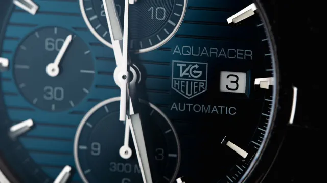 Relójiu Tag Heuer ho teknolojia Solargraph ne'ebé uza luz atu karga bateria, hatudu inovasaun teknolojia sustentável