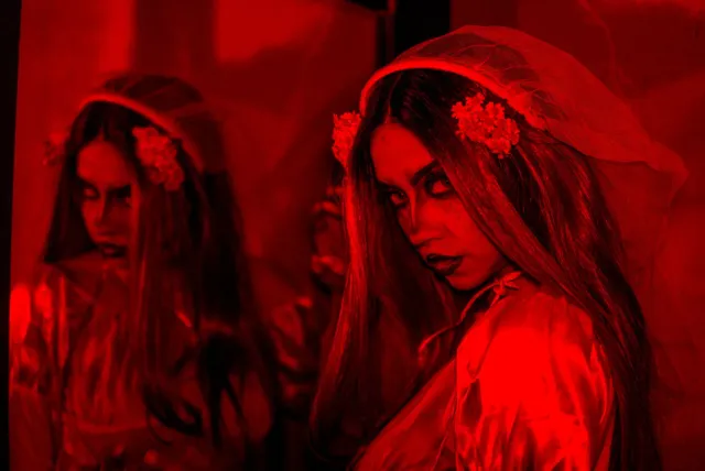 Atriz Chetna Pande iha sesaun fotografia ba filme Haunted 3D, nia hatudu karekter forte no seriu