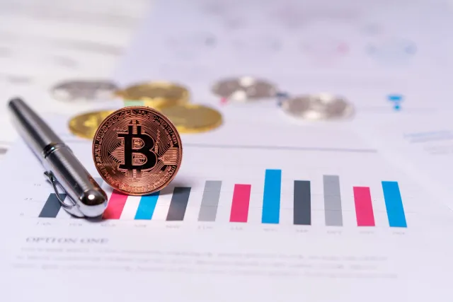 Grafiku hatudu kolapsu Bitcoin iha fundu, ho ilustrasaun mapa mundu no karru elétricu futurista, simboliza ligasaun entre fin