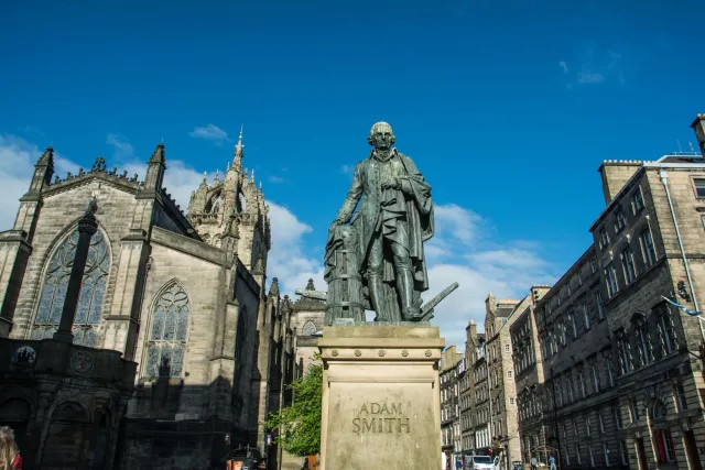 Estátua bronze husi Sage Sushruta iha Royal College of Surgeons Edinburgh, Escócia, hodi homenajeia kontribuisaun nia ba medi