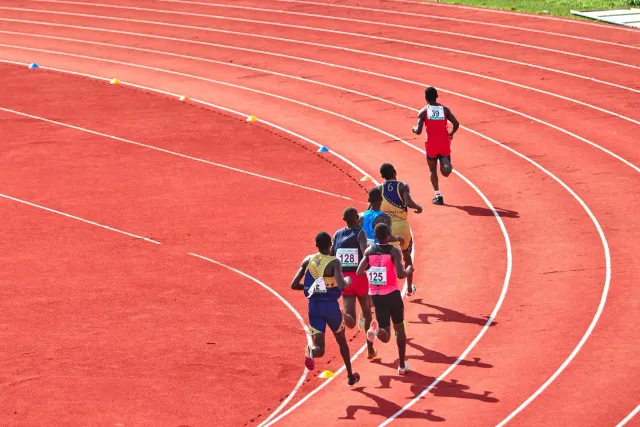 Imajen hanesan atleta na'in rua sira iha kampu desportu, haree hanesan moris no relasaun iha mundu desportu, hanesan servisu 