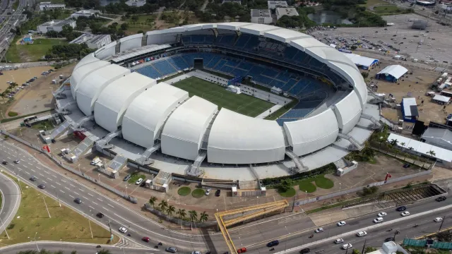 Imajinasaun kona-ba estadiu mundial 2026 ho torcida barak no ekrã boot hatudu teknolojia VAR. Fã sira hamriik ho bandeira no 