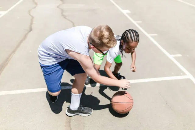 Jovens partisipa iha kampu basket komunidad iha laran