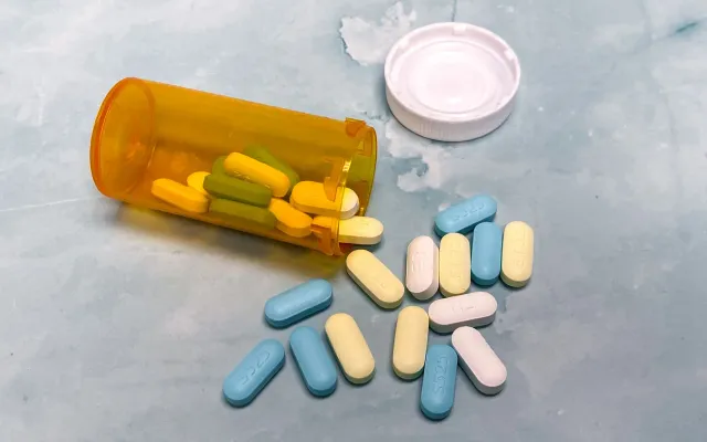 Doutór sira iha serimónia aprovasaun FDA ba tratamentu foun Alzheimer's, ho sorriso no dokumentu iha liman